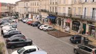 Une vue de la place Saint-Pierre à Condom où se situe le local à louer